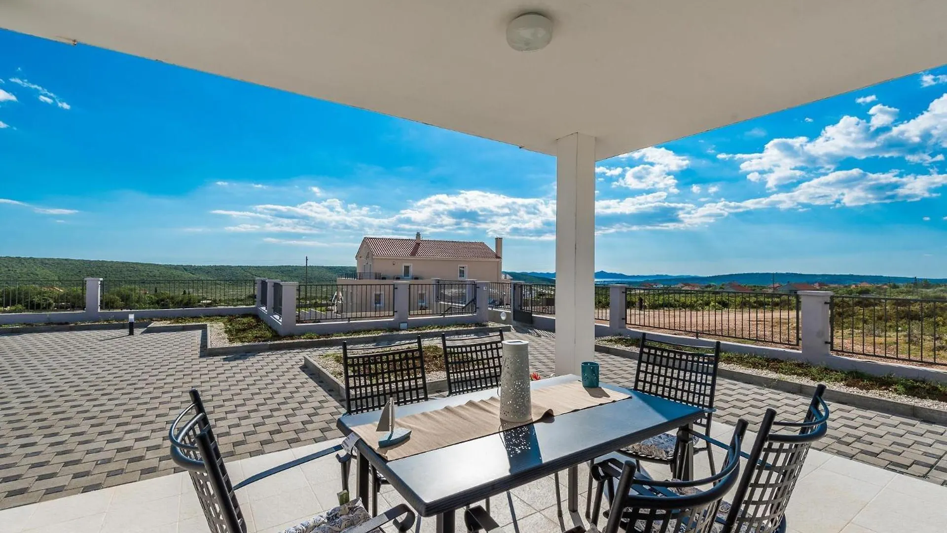 Nicely Decorated Villa With Swimming Pool Sukosan